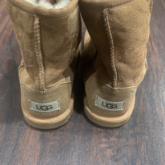 Used Girls Original Ugg boots size 4 - Picture 3 of 3